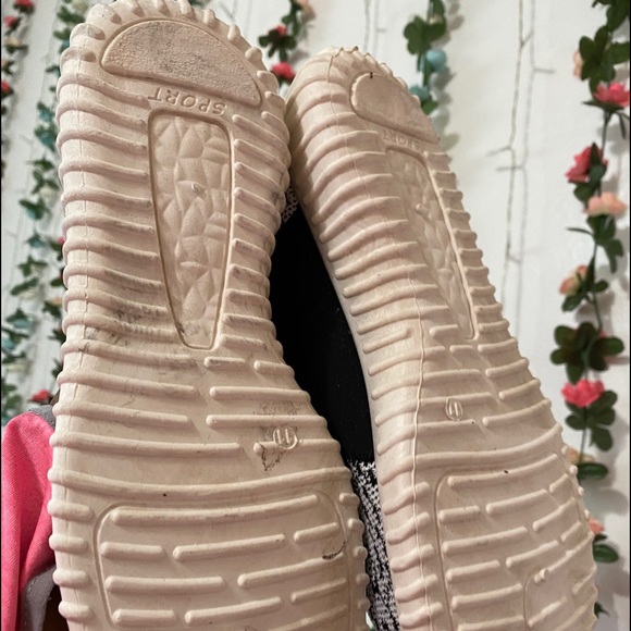 Shoe - Picture 2 of 3